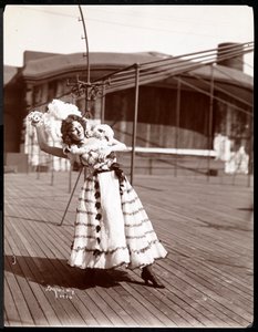 Eine Schauspielerin im Kostüm probt auf dem Dach des wahrscheinlich New York Theatre, New York, 1900